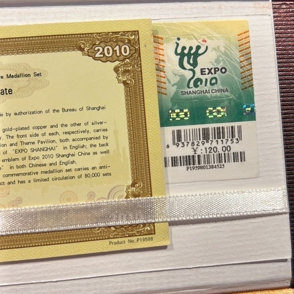 🪙 2010 Shanghai World Expo Twin Commemorative Medallion Set Box (Gold & Silver) - Picture 2 of 6